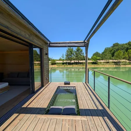 On The Water In Dordogne Úszó hotel